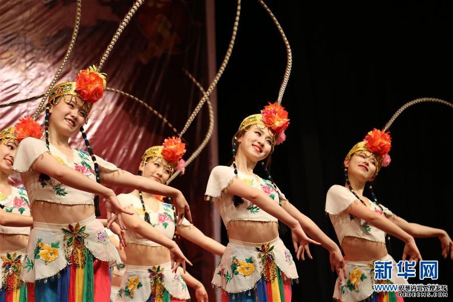 5月10日，中國南京市演藝集團(tuán)演員在剛果（布）首都布拉柴維爾表演舞蹈。新華社記者 王松宇 攝