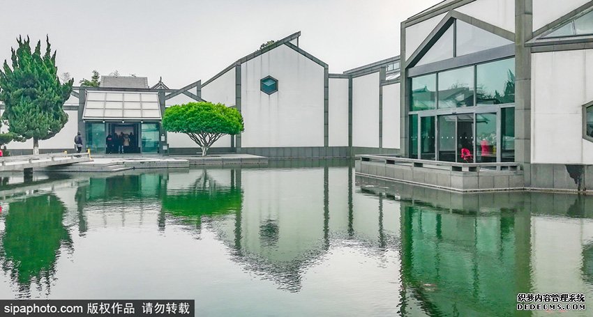 在21世紀(jì)之后，蘇州博物館成了貝聿銘的封山之作，他將自己多年積累的建筑智慧結(jié)合東方的傳統(tǒng)美學(xué)以及對(duì)家鄉(xiāng)的情感全部融匯在這座建筑里，創(chuàng)造出了獨(dú)具魅力的視覺(jué)之美。（SIPA版權(quán)作品，請(qǐng)勿轉(zhuǎn)載）