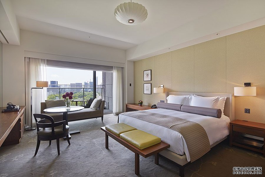 東京皇宮酒店（Palace Hotel Tokyo）位于一座23層高的塔樓內(nèi)。這些房間被描述為“寬敞明亮，現(xiàn)代整潔”。