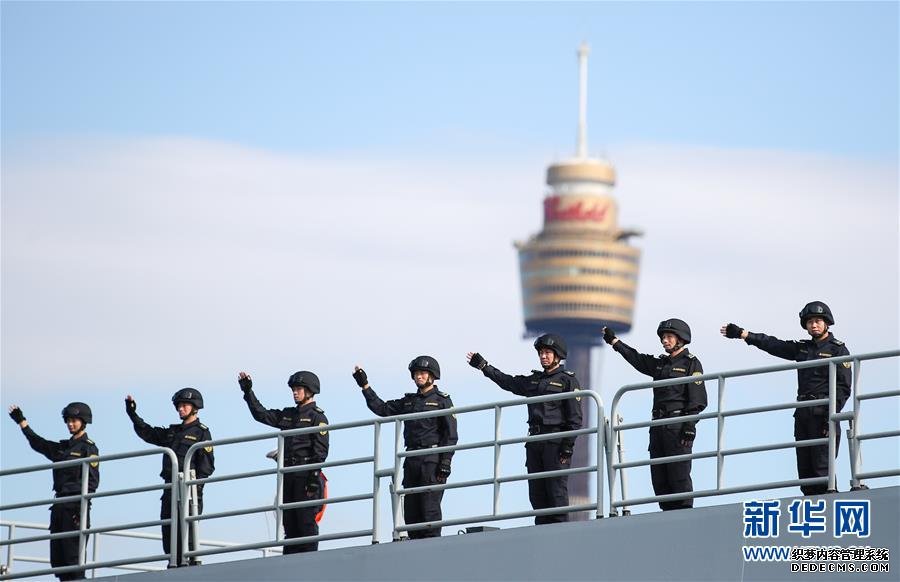 6月3日，在澳大利亞悉尼花園島軍港，中國海軍昆侖山艦官兵向歡迎群眾揮手致意。 當(dāng)?shù)貢r間6月3日上午，中國海軍第31批護(hù)航編隊(duì)昆侖山艦、許昌艦、駱馬湖艦抵達(dá)澳大利亞悉尼，開始對澳大利亞進(jìn)行為期5天的友好訪問。 新華社記者 白雪飛 攝

