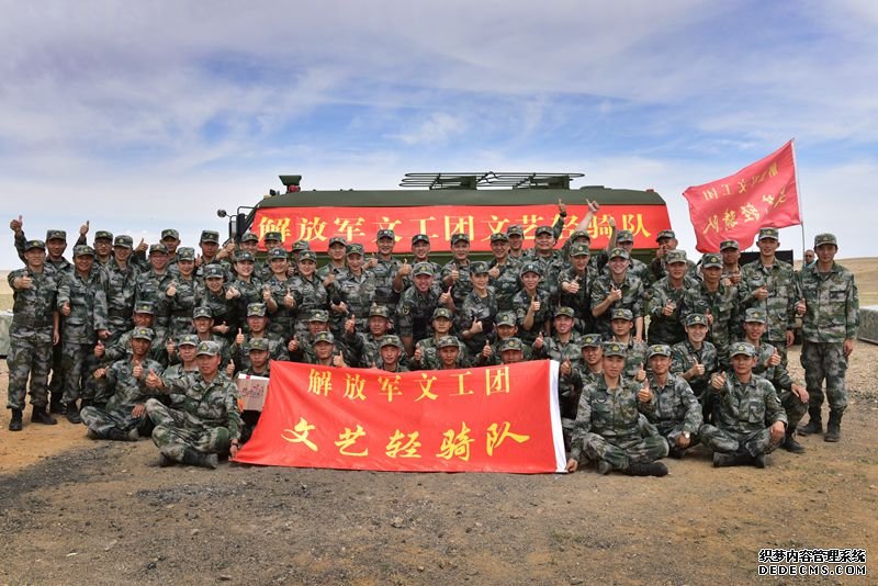 解放軍文工團(tuán)文藝輕騎隊(duì)為邊防戰(zhàn)士帶來文藝演出。（攝影 高媛 齊浩男）