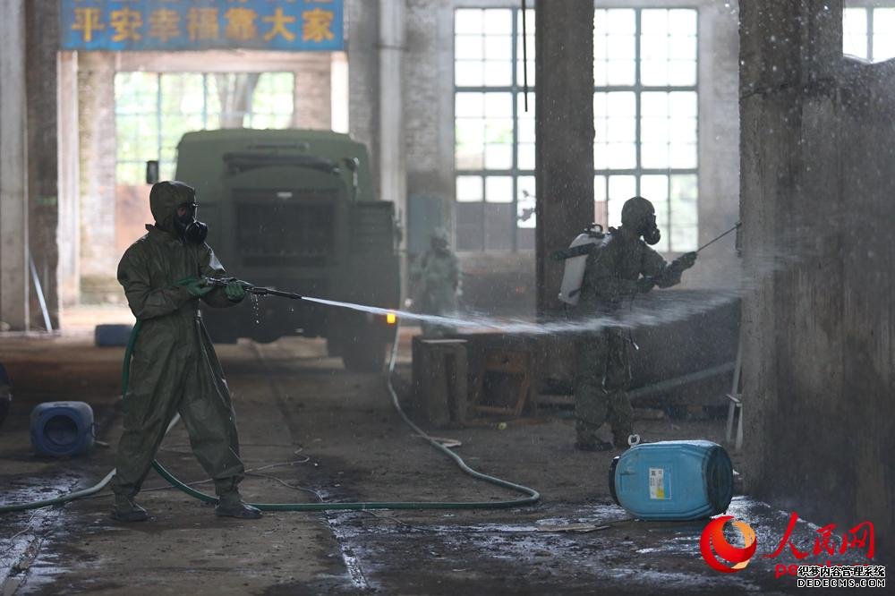 防化救援分隊(duì)官兵進(jìn)行洗消作業(yè)。