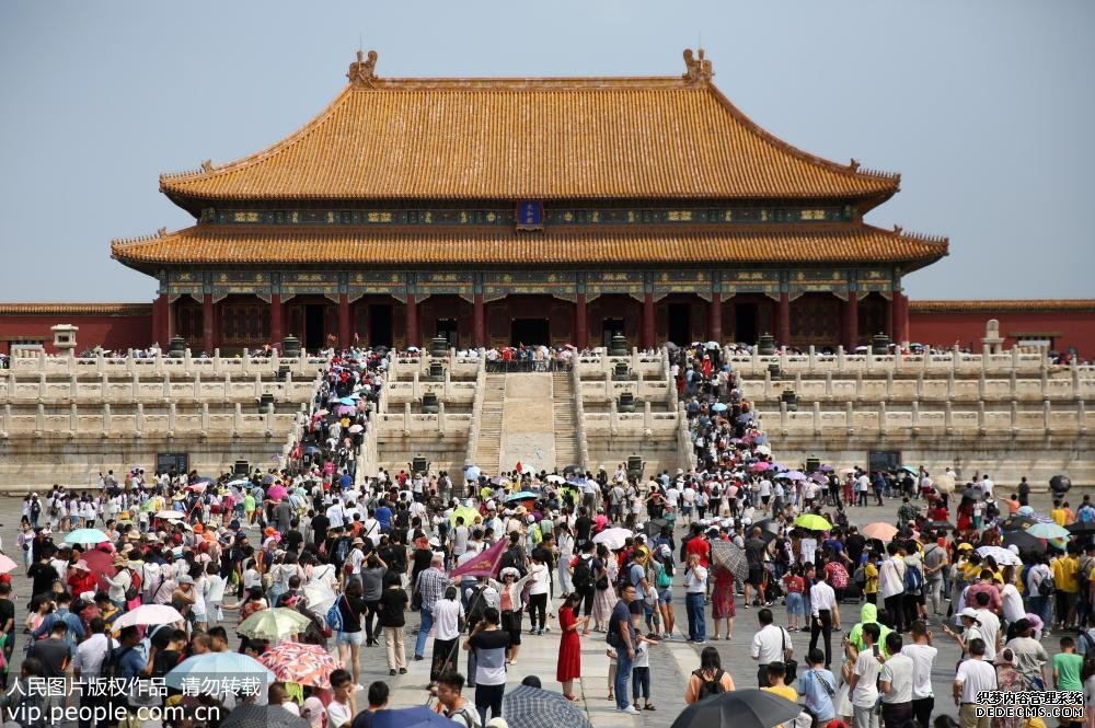 7月7日，大批游客在北京故宮景區(qū)參觀游覽。