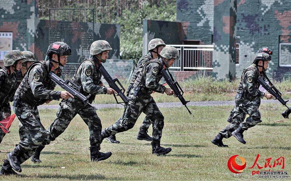 特戰(zhàn)隊(duì)員在快速奔向射擊地線