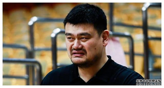 中國男籃再敗暴露最大問題！方碩發(fā)揮糟糕，姚明場邊臉色鐵青