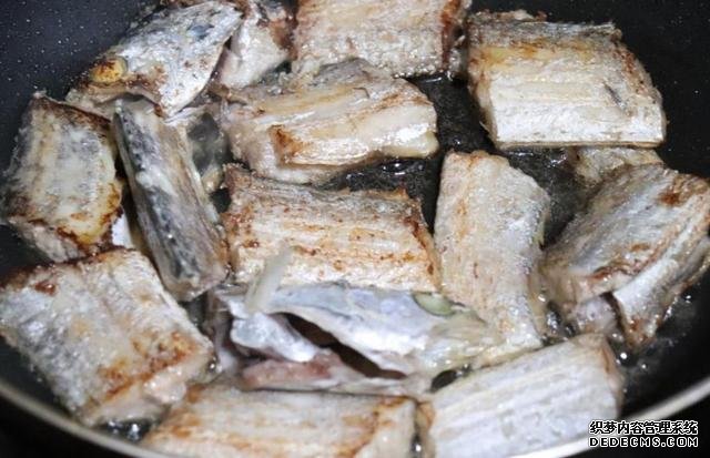 煎帶魚時，有人裹面粉，有人裹淀粉，大廚：都不對，教你最香做法