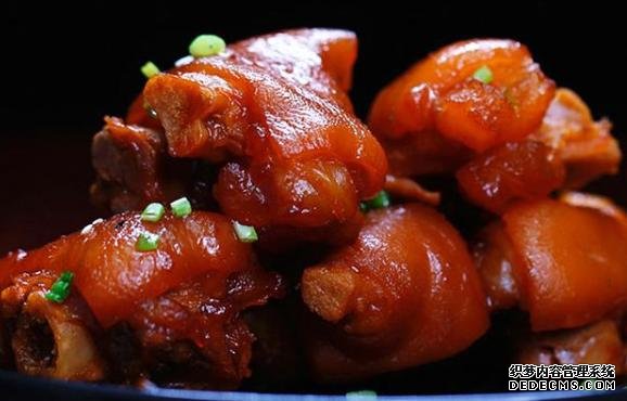買豬蹄時(shí)，前腳和后腳口感差別大，方法教給你，可別買錯(cuò)了