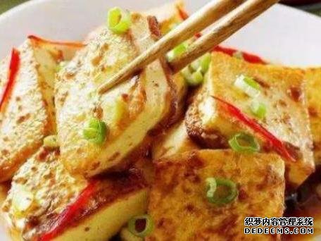 雞蛋肉末炒豆腐、臘味燜飯、辣炒脆骨這幾道家常菜的做法