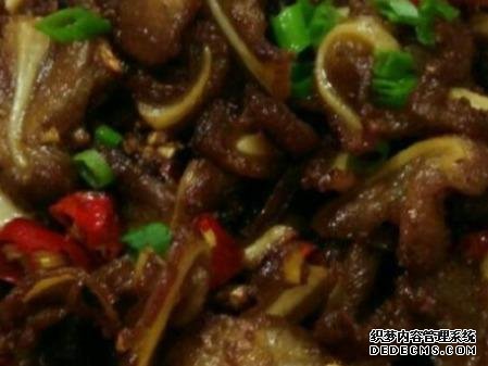 雞蛋肉末炒豆腐、臘味燜飯、辣炒脆骨這幾道家常菜的做法