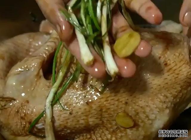 一整只雞丟進電飯煲，不加水不用油，鮮嫩多汁，營養(yǎng)美味又簡單