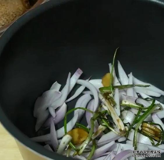 一整只雞丟進電飯煲，不加水不用油，鮮嫩多汁，營養(yǎng)美味又簡單