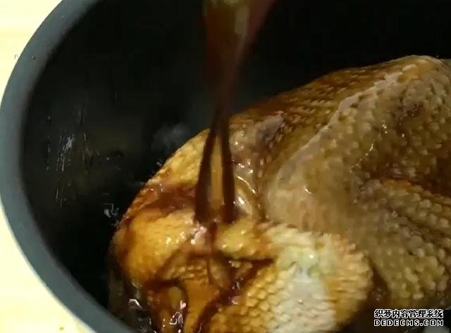 一整只雞丟進電飯煲，不加水不用油，鮮嫩多汁，營養(yǎng)美味又簡單