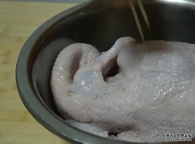 一整只雞丟進電飯煲，不加水不用油，鮮嫩多汁，營養(yǎng)美味又簡單