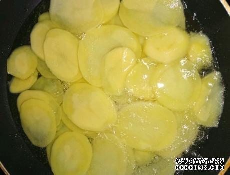 家庭炸薯片，成本不到2塊錢，金黃酥脆好吃還衛(wèi)生，學(xué)會(huì)不用買了
