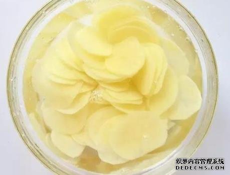 家庭炸薯片，成本不到2塊錢，金黃酥脆好吃還衛(wèi)生，學(xué)會(huì)不用買了