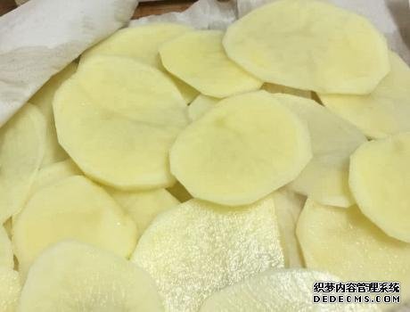 家庭炸薯片，成本不到2塊錢，金黃酥脆好吃還衛(wèi)生，學(xué)會(huì)不用買了