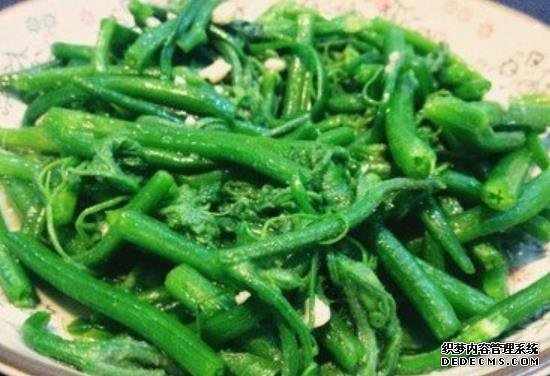 美食推薦：蒜香瓜藤、醬油炒木耳、菠菜炒肥牛、腐竹排骨湯的做法