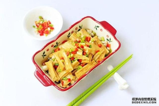 美食推薦：豆皮開花卷，豆腐燜茄子，絲瓜炒豆腐，海鮮菇蒸腐竹