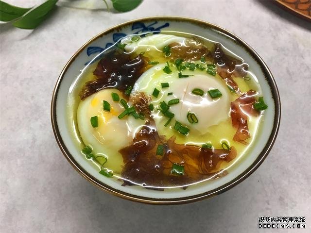 水煮荷包蛋，冷水下鍋還是開水下鍋？學(xué)會這三招，雞蛋圓嫩不散