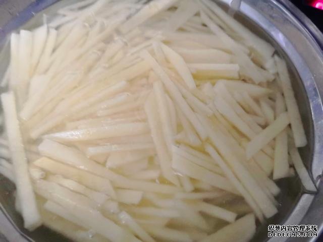 包餃子剩點餃子皮不要浪費，教你一個新鮮吃法，搭配土豆絲很美味