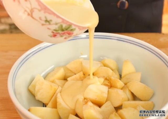 蘋果不要直接吃了，加2個(gè)雞蛋，家里來(lái)客都不怕，端上桌就被搶光