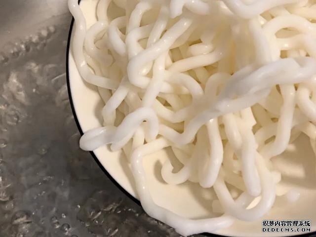一吃就上癮的酸辣土豆粉，在家3塊錢做一大碗，酸辣爽口又開胃