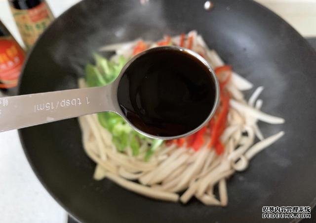 蠔油杏鮑菇，鮮嫩多汁，做法快手簡單，好吃到停不下來