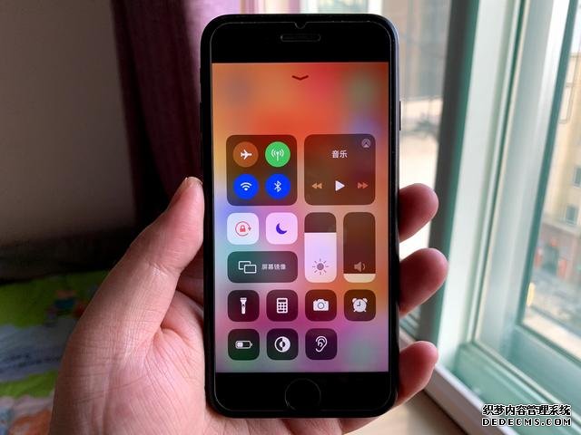 蘋果發(fā)力中端市場(chǎng)，雙揚(yáng)聲器+iOS 13跌至2399，網(wǎng)友：晚了！