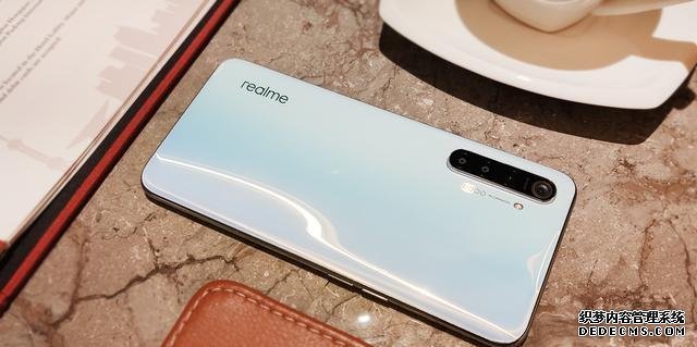 跌至1799元，AMOLED屏+屏下指紋+4000mAh+128GB，國產(chǎn)千元機(jī)