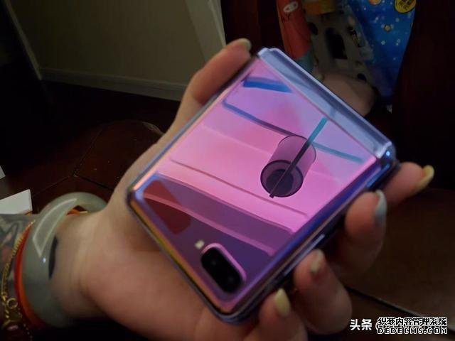 疊屏手機(jī)普及有望？三星Galaxy Fold Lite曝光，售價7792元
