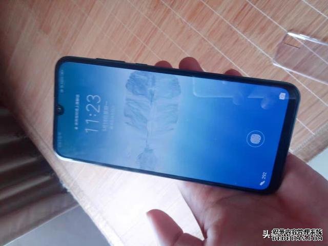 華為再次亮劍，7納米芯片+128GB跌至1399，還有OLED屏+22.5W快充