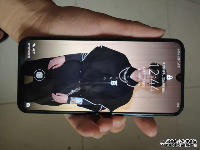 華為再次亮劍，7納米芯片+128GB跌至1399，還有OLED屏+22.5W快充