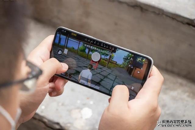 最具性價(jià)比的5G中端機(jī)，跑分53萬+144Hz+大電池+44W快充，僅1998