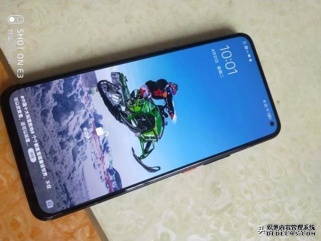 5G旗艦機(jī)大跳水，發(fā)布三個(gè)月從3598跌至2698，等等黨又贏了