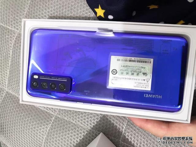 華為大跳水，麒麟985+40W快充，輕薄5G手機(jī)不到一個(gè)月降價(jià)400多