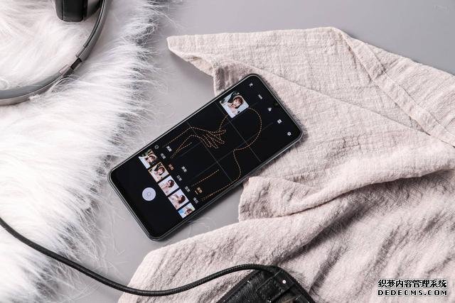 “雙挖孔”自拍就能更好看嗎？5G時(shí)代綜合體驗(yàn)更重要