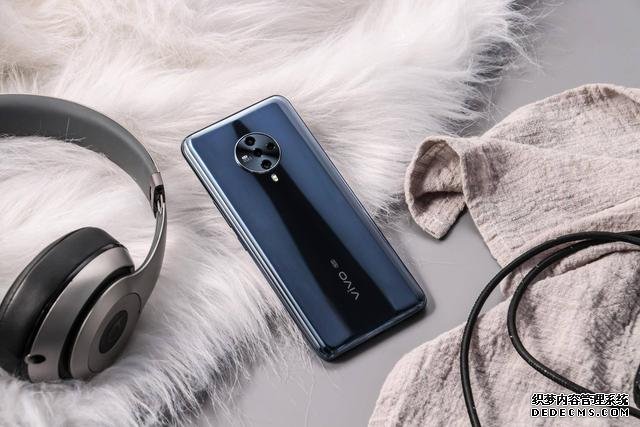 “雙挖孔”自拍就能更好看嗎？5G時(shí)代綜合體驗(yàn)更重要