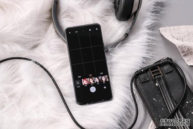 “雙挖孔”自拍就能更好看嗎？5G時(shí)代綜合體驗(yàn)更重要