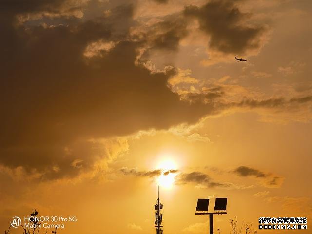 618大戰(zhàn)無(wú)人旁觀，榮耀30 Pro直降300元，配5X光變拍照強(qiáng)悍