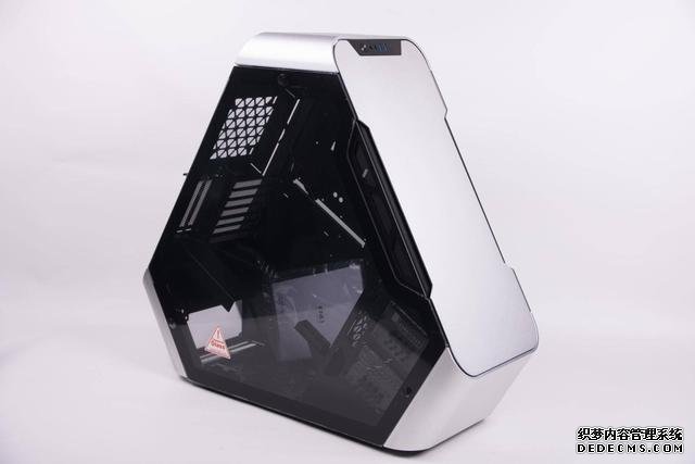 三角形電腦機(jī)箱刷新外觀認(rèn)知，價(jià)格成錢包天敵，另類裝機(jī)作業(yè)分享