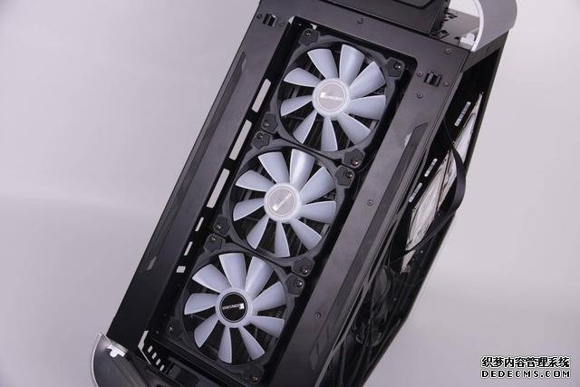 三角形電腦機(jī)箱刷新外觀認(rèn)知，價(jià)格成錢包天敵，另類裝機(jī)作業(yè)分享
