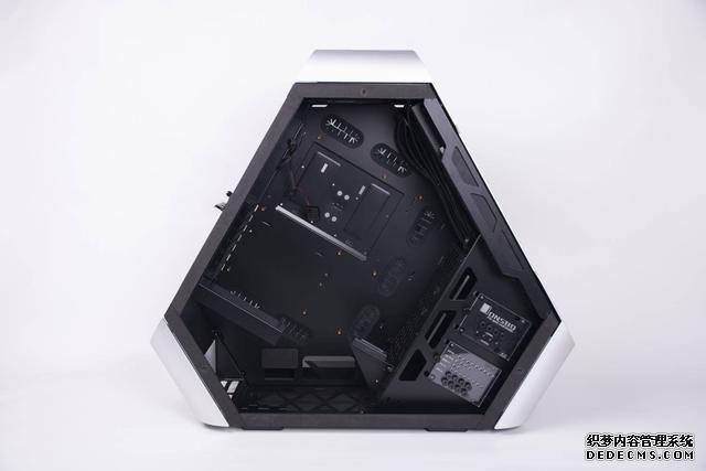 三角形電腦機(jī)箱刷新外觀認(rèn)知，價(jià)格成錢包天敵，另類裝機(jī)作業(yè)分享