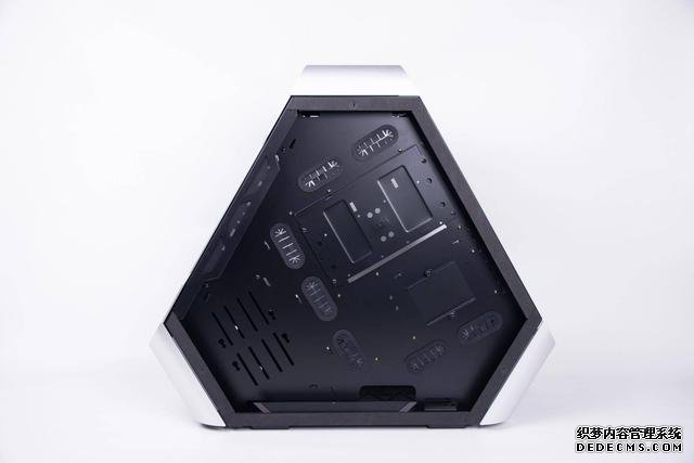 三角形電腦機(jī)箱刷新外觀認(rèn)知，價(jià)格成錢包天敵，另類裝機(jī)作業(yè)分享