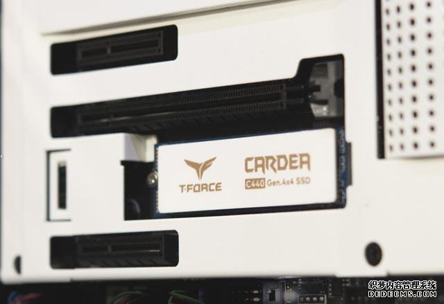 十銓推出CARDEA Ceramic C440固態(tài)硬盤:PCIe 4.0 陶瓷散熱片
