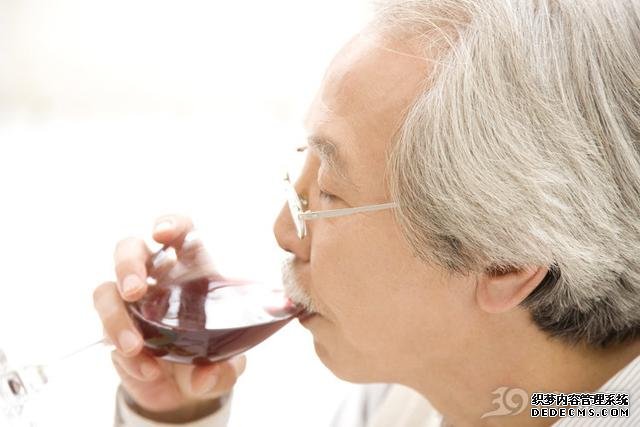 每天喝一點白酒的人，和完全不喝的人，誰的身體更健康？