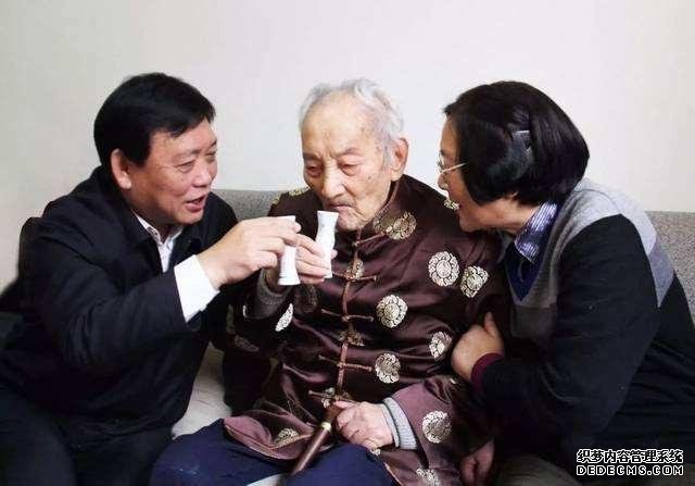 每天喝一點白酒的人，和完全不喝的人，誰的身體更健康？