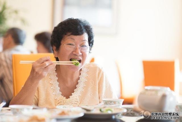 每天喝一點白酒的人，和完全不喝的人，誰的身體更健康？
