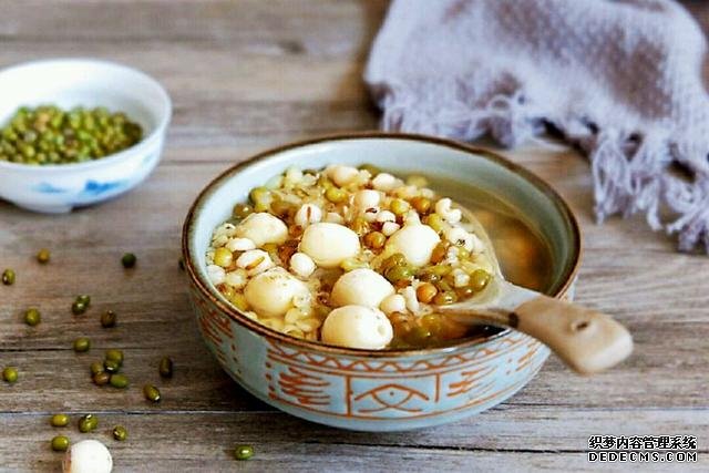 這湯叫美膚綠豆湯，夏天睡不著喝它，安神少夢(mèng)一覺(jué)睡到天亮