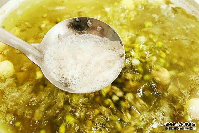這湯叫美膚綠豆湯，夏天睡不著喝它，安神少夢(mèng)一覺(jué)睡到天亮