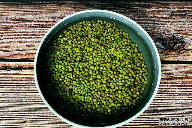 這湯叫美膚綠豆湯，夏天睡不著喝它，安神少夢(mèng)一覺(jué)睡到天亮